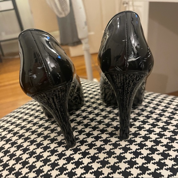 BOGO! Marc Jacobs Patent Leather round toe pumps $40 - Picture 2 of 6